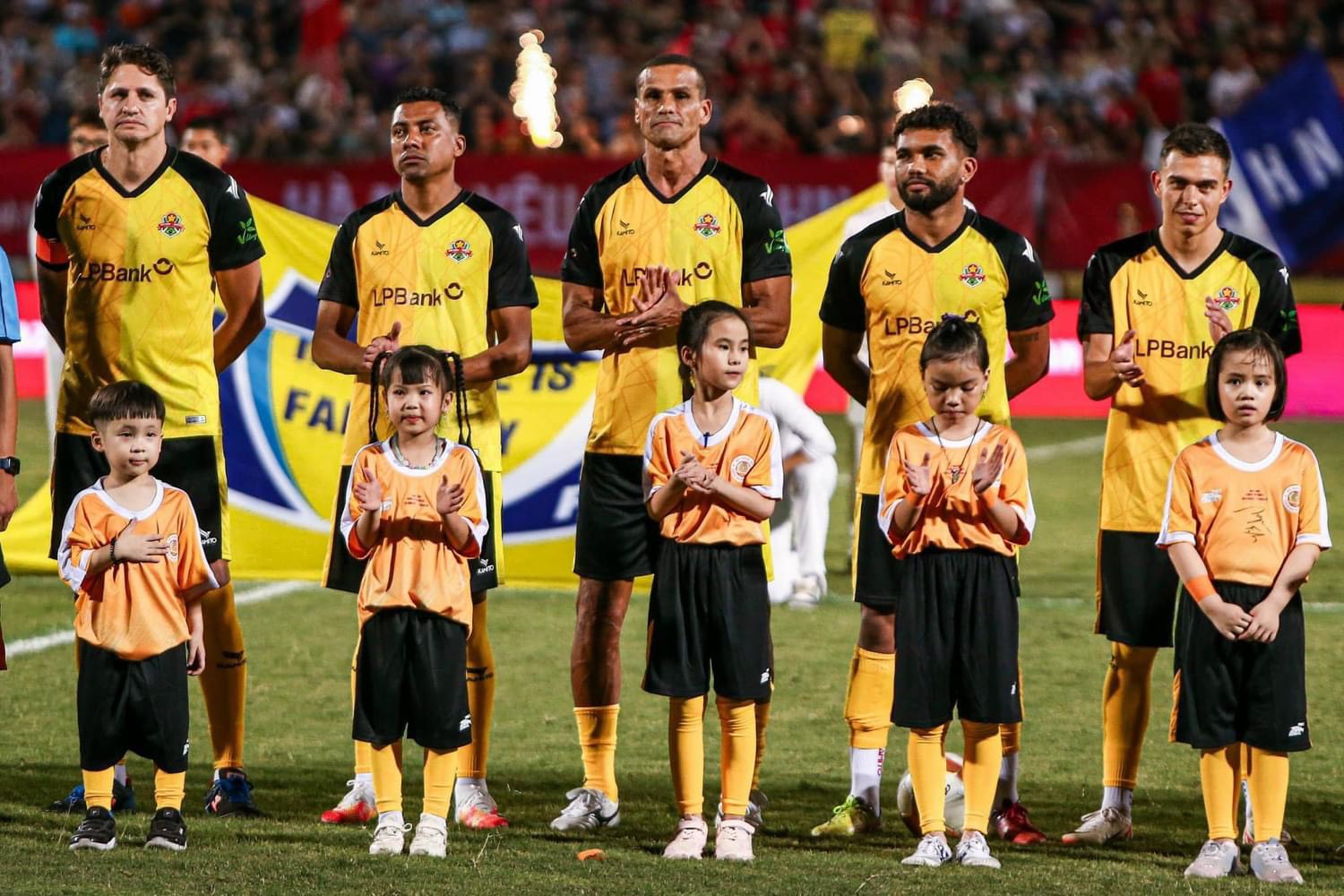 KAMITO ĐỒNG HÀNH CÙNG TRẬN ĐẤU GIAO HỮU GIỮA FC CÔNG AN HÀ NỘI VÀ ĐỘI NGÔI SAO BRAZIL