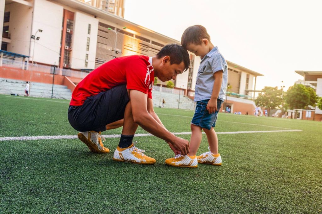Giày bóng đá trẻ em Kamito và hướng dẫn cách chọn giày đá banh phù hợp cho con.