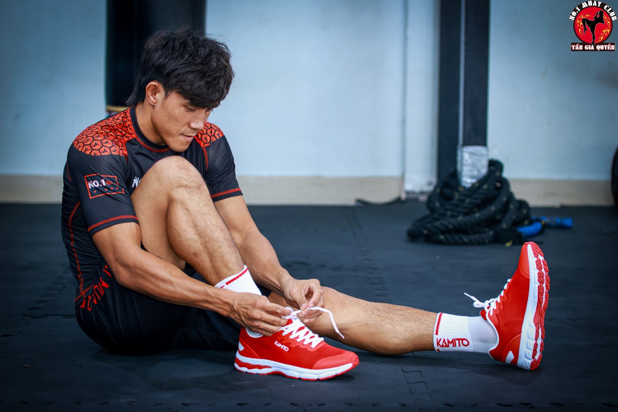 NGUYỄN TRẦN DUY NHẤT CÙNG NO1 MUAY CLUB NỔI BẬT CÙNG  GIÀY KAMITO THUNDER BIRD ULTRA KHI  DI CHUYỂN VÀ TẬP LUYỆN