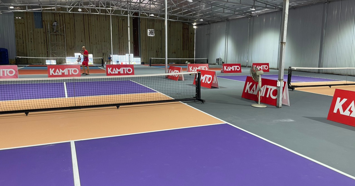 Bề mặt sân chơi Pickleball được làm bằng gì?