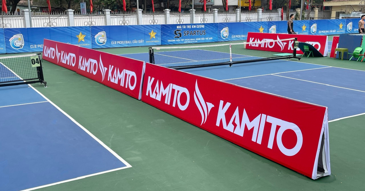 Bề mặt sân chơi Pickleball được làm bằng gì?