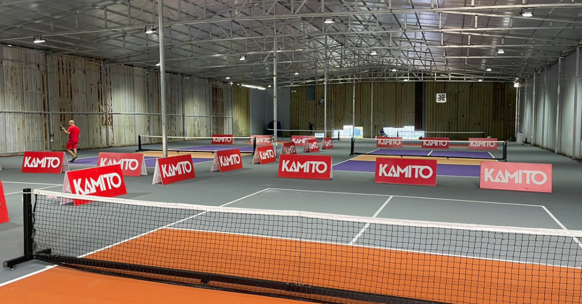 Bề mặt sân chơi Pickleball được làm bằng gì?