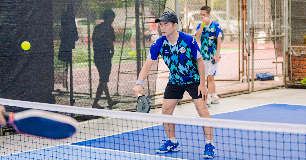 Nắm trọn kỹ thuật volley trái tay pickleball từ A - Z