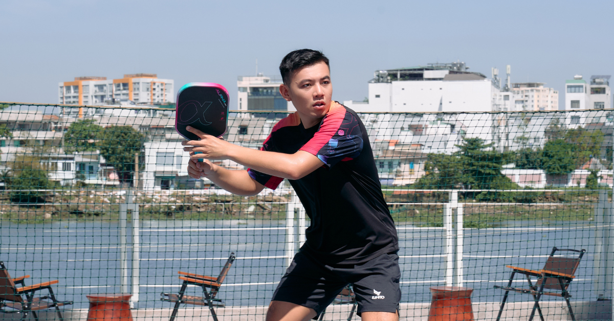 Cách thực hiện kỹ thuật Backhand Pickleball 2 tay đơn giản