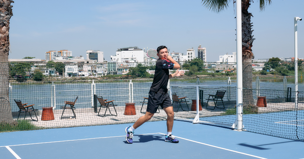 Kỹ thuật giao bóng xoáy trong Pickleball bạn cần biết