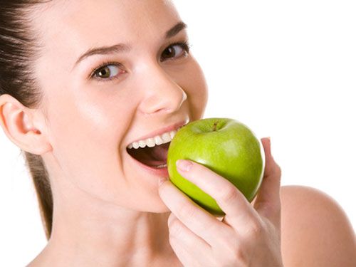 Ăn nhiều loại trái cây tự nhiên để bảo vệ răng