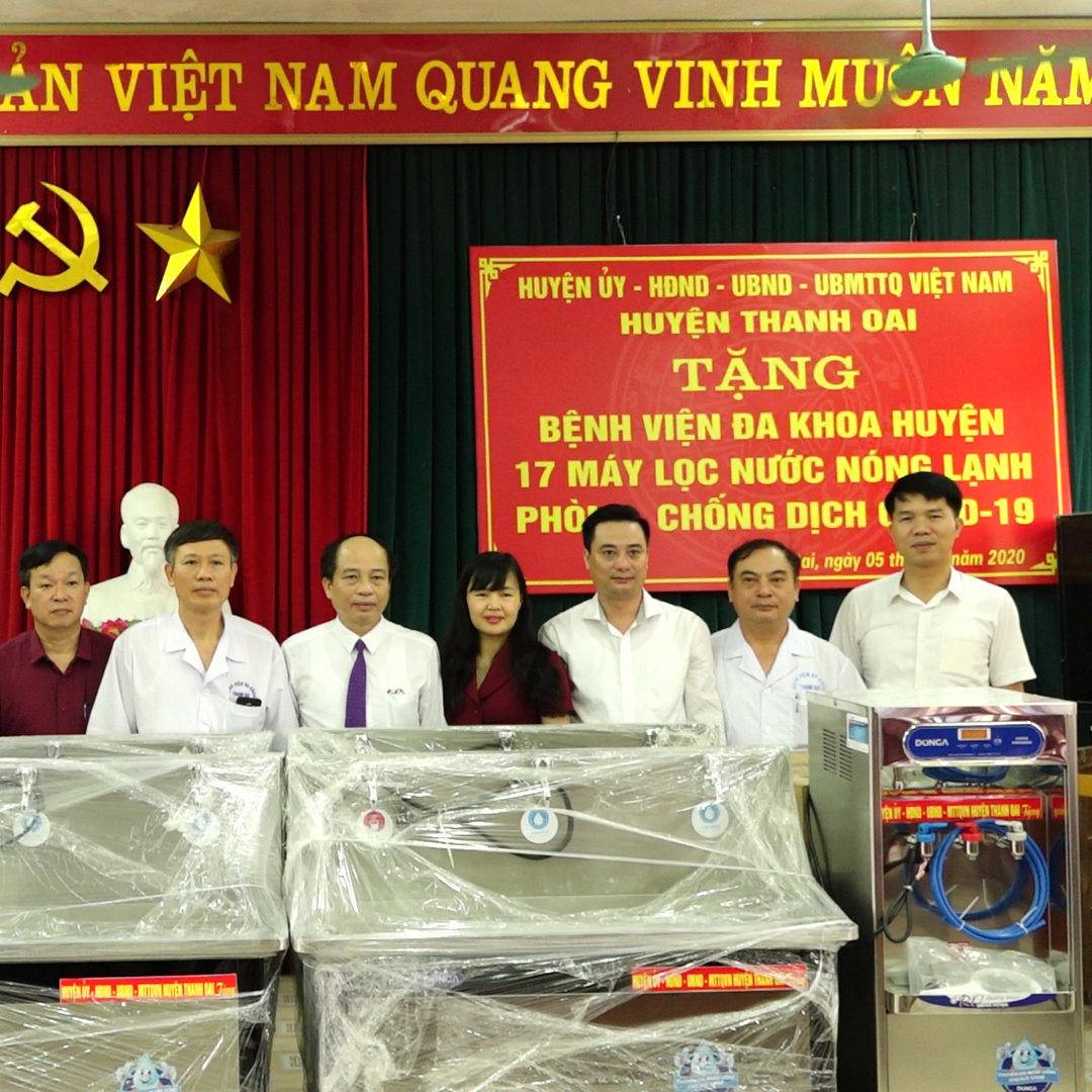 Huyện ủy, HĐND, UBND, UBMTTQ Việt Nam huyện Thanh Oai tổ chức trao tặng Bệnh viên Đa Khoa huyện 17 máy lọc nước nóng lạnh DONGA