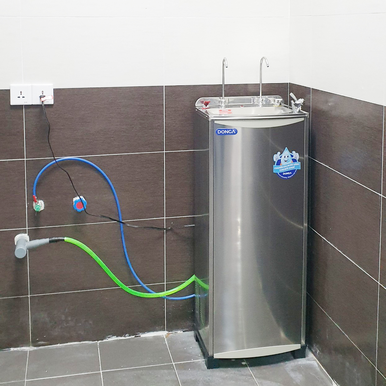 CÔNG TY TNHH MAY TINH LỢI sử dụng máy lọc nước nóng lạnh DONGA