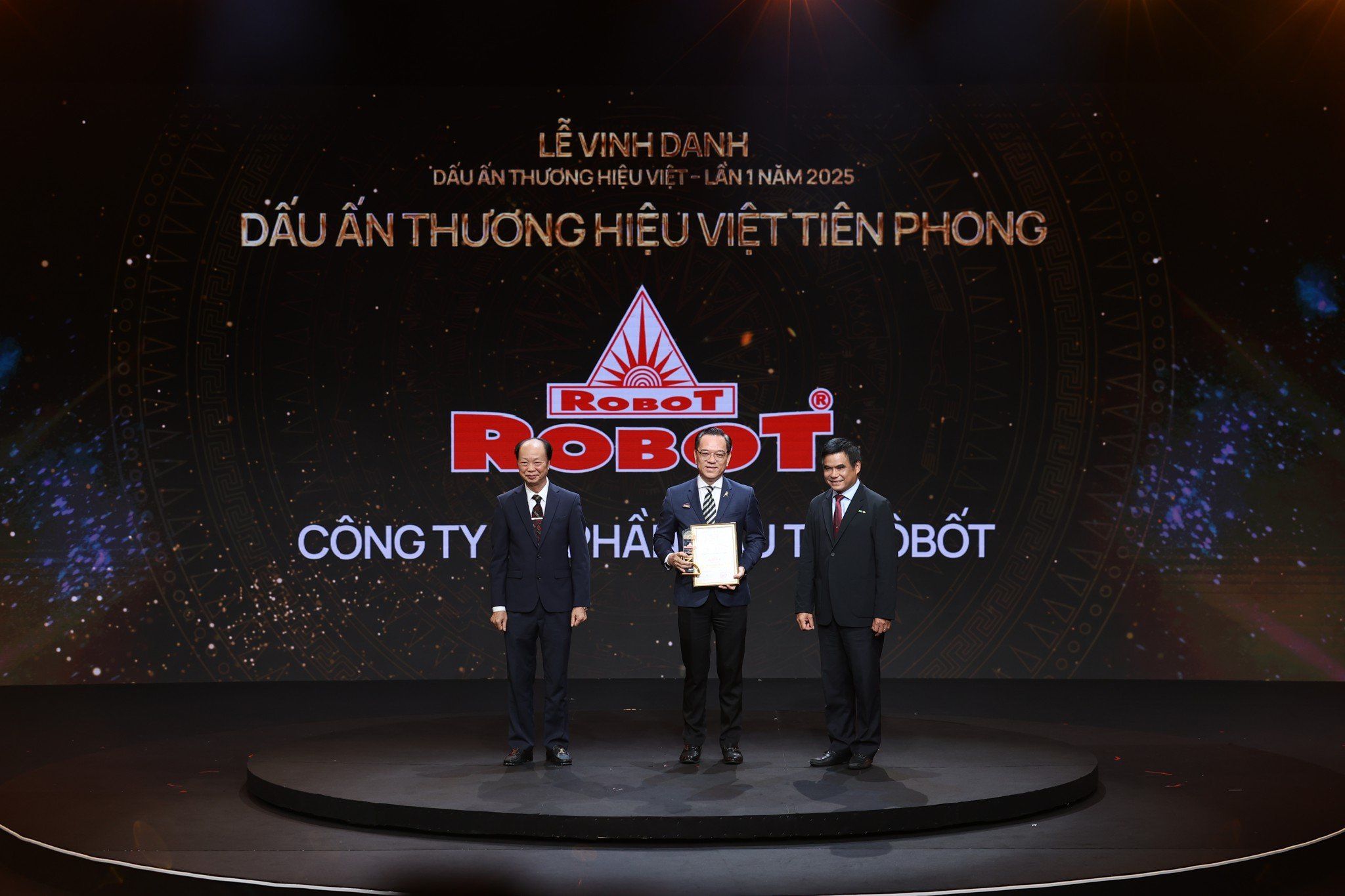ROBOT nhận giải “Dấu ấn thương hiệu Việt Tiên Phong” (HTV)