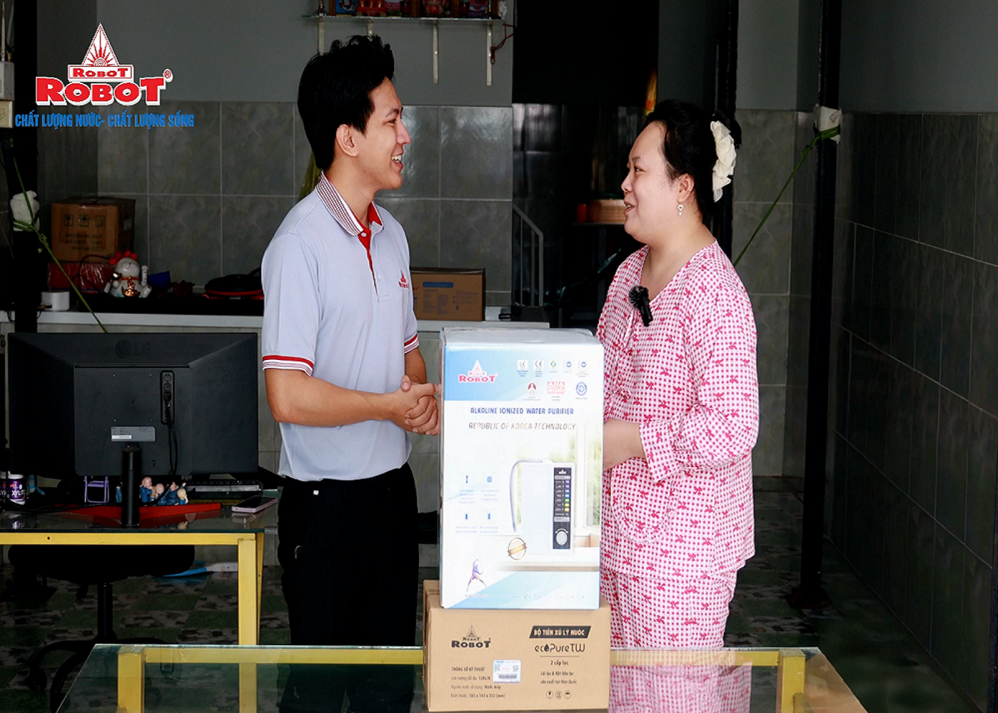 ROBOT trao máy lọc nước ion kiềm ionMega 37 – Giải đặc biệt chương trình 