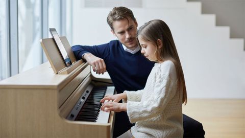Nên mua đàn piano điện Yamaha hay Roland