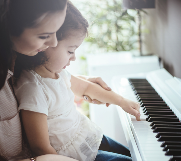 Học piano giúp trẻ phát triển trí não