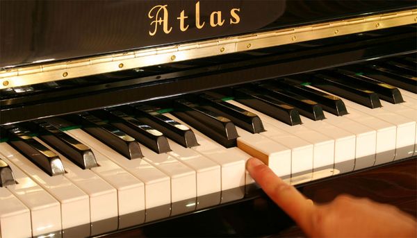 Piano cơ Atlas 240