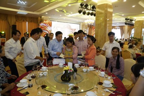 Công ty Phượng Hoàng gặp mặt và trao tặng quà cho hộ nghèo trên địa bàn tỉnh Bắc Ninh