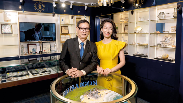 Ông Tôn Thạnh Nghĩa và con gái Tôn Nữ Xuân Quyên đứng cạnh nhau.