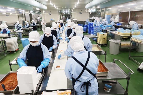 Đơn hàng làm cơm hộp sẽ được làm trên băng chuyền hiện đại trong nhà máy