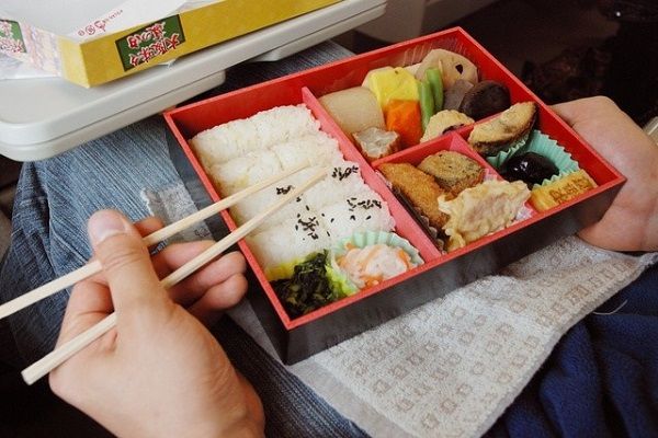 Chuẩn bị cơm tại nhà trước, hạn chế ăn ngoài sẽ giúp bạn giảm đi một phần chi phí sống tại Nhật