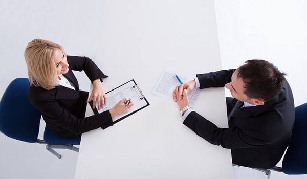 Thi tuyển đơn hàng thông thường được thực hiện trực tiếp giữa đại diện công ty và ứng viên
