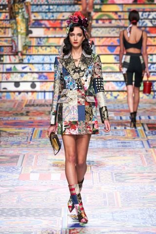 Xu hướng thời trang Xuân – Hè 2021: Cuộc “đổ bộ” của những kiểu dáng bất quy tắc