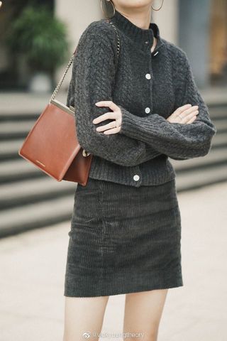 Cẩm nang mix&match cho 3 kiểu áo len trơn màu: Đơn giản thế nào cũng có cách diện thật nổi bật