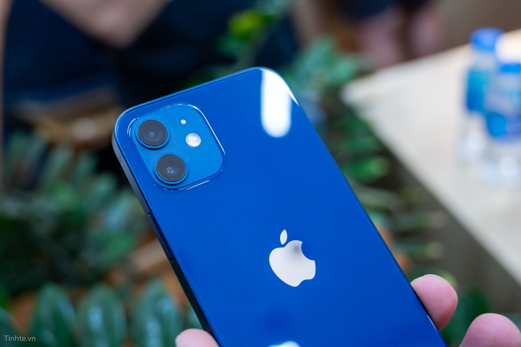 iPhone 12 màu xanh dương – Điện thoại thông minh iPhone 12 màu xanh dương là một sản phẩm cao cấp của Apple. Thiết bị này được trang bị các tính năng tiên tiến nhất, bao gồm màn hình OLED siêu mỏng và siêu sáng, máy ảnh chất lượng cao, độ bền cao và hỗ trợ 5G. Với thiết kế sang trọng và đặc biệt là màu xanh dương độc đáo, iPhone 12 màu xanh dương chắc chắn sẽ làm hài lòng mọi người.