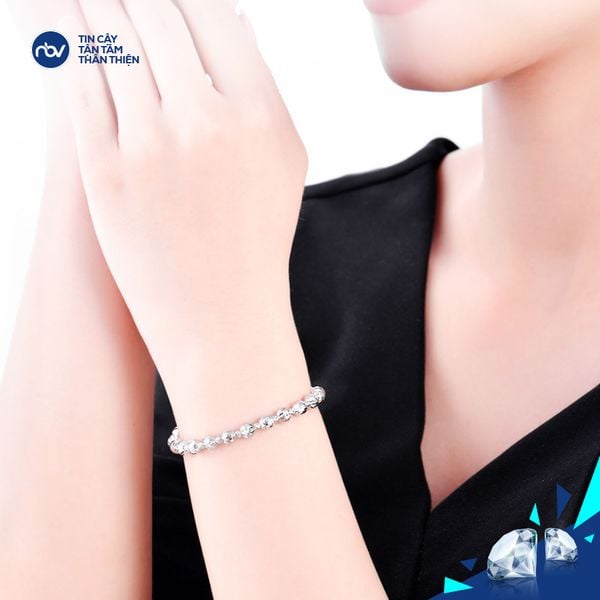 Lắc tay kim tiền vàng trắng Ý 18k của chúng tôi sẽ là một trong những sản phẩm nổi bật nhất cho năm 2024, được trang trí bằng những hạt kim cương tuyệt đẹp. Với thiết kế đơn giản nhưng không kém phần sang trọng, sản phẩm này sẽ là món trang sức yêu thích của những tín đồ thời trang.