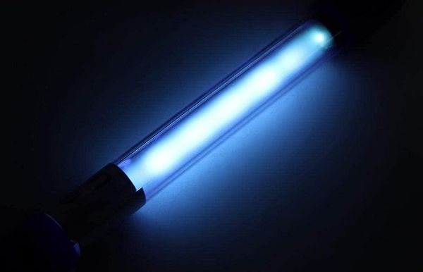 Nên vệ sinh bóng đèn sấy UV thường xuyên để đảm bảo khả năng phát sáng