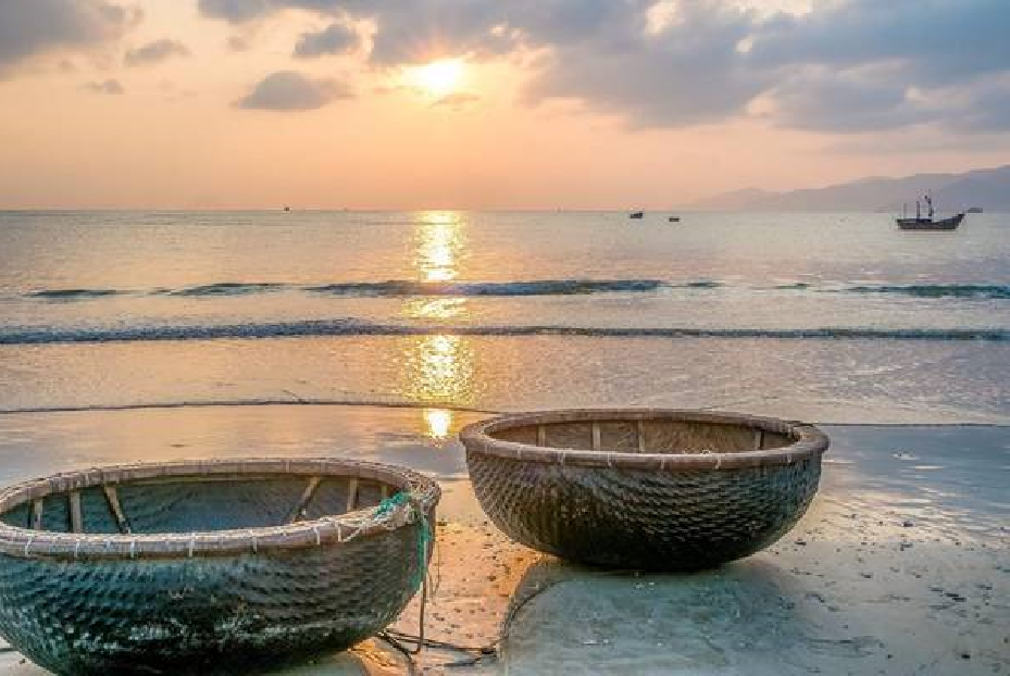 Biển Nha Trang: Biển Nha Trang hùng vĩ và đẹp như tranh vẽ. Những con sóng xanh đẹp như mơ, cát trắng mịn màng và bầu trời xanh thẳm làm say đắm bất cứ ai. Hãy xem hình ảnh để chiêm ngưỡng vẻ đẹp hoang sơ của biển Nha Trang.