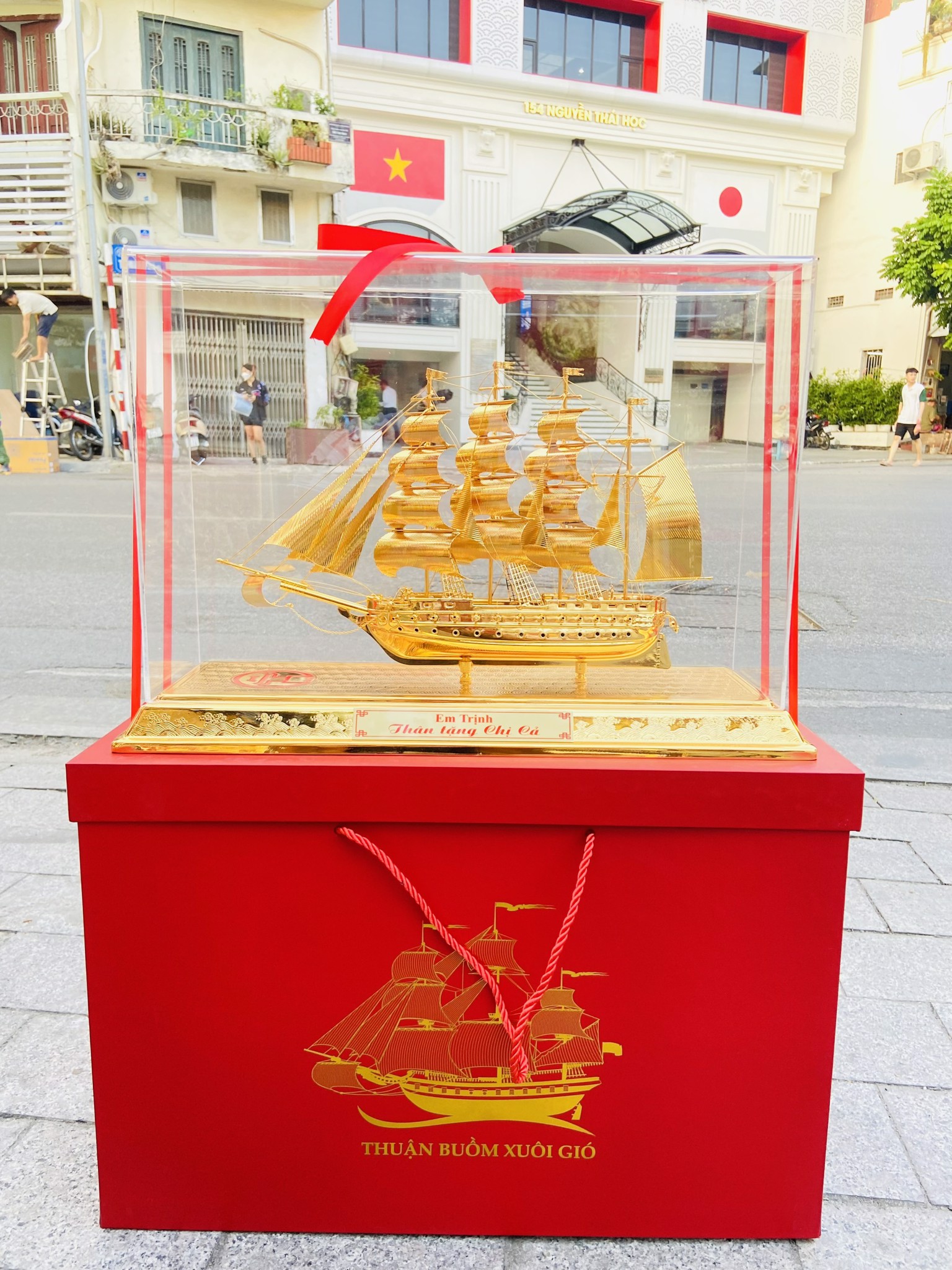 THUYỀN BUỒM MẠ VÀNG