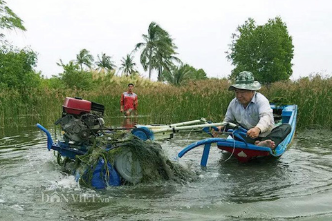 Một ông nông dân ở Cà Mau sáng chế máy cày siêu nhẹ 'bơi' như cá, hơn hẳn máy Nga, máy Trung Quốc