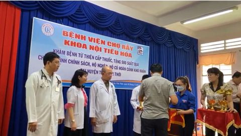 Khám, cấp thuốc chữa bệnh, tặng quà cho bà con huyện Trần Văn Thời.
