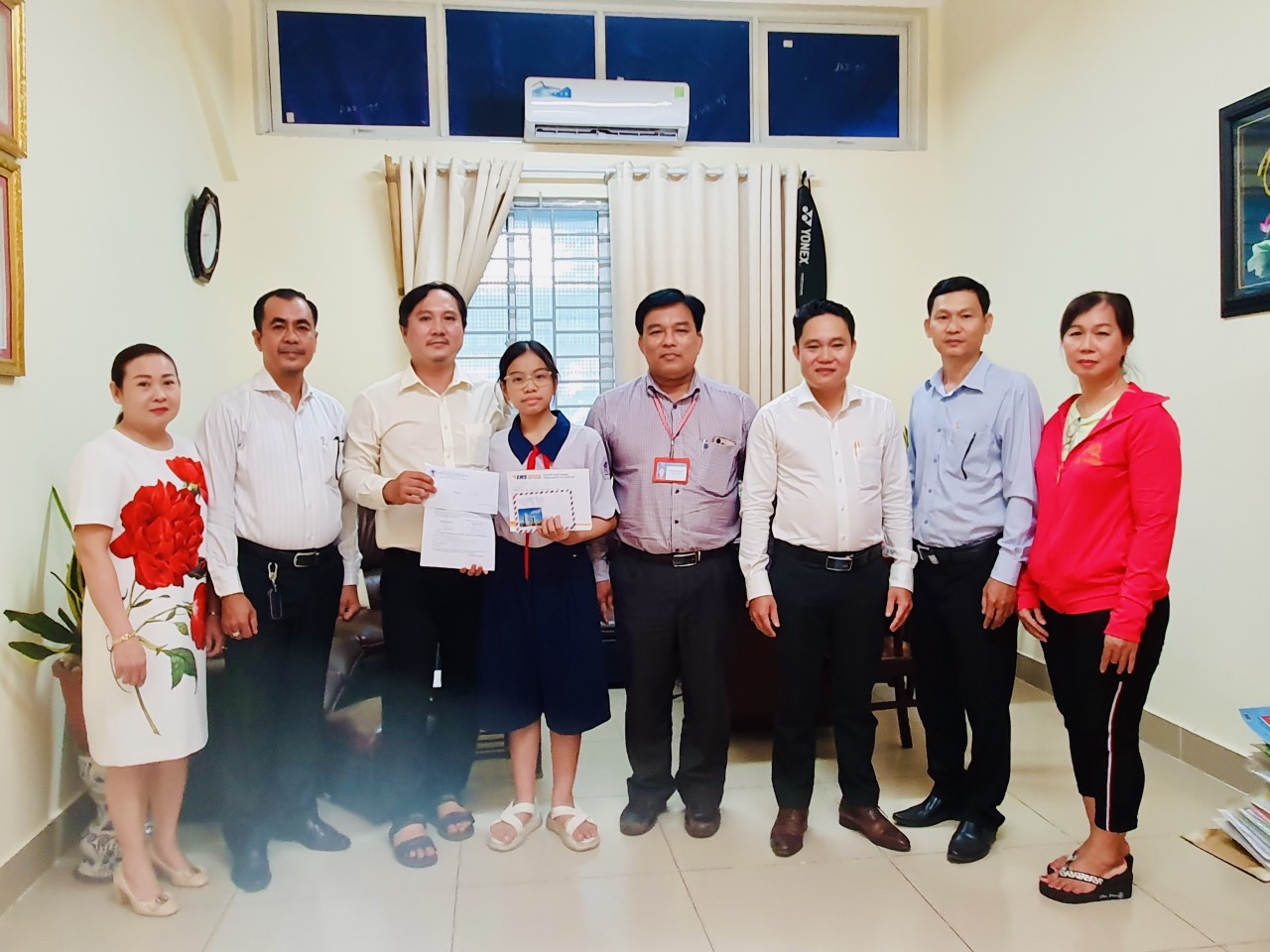 Ban Liên Lạc đồng hương Bạc Liêu - Cà Mau tại Thành phố Hồ Chí Minh trao học bổng cho cháu Dương Hồng Ngọc