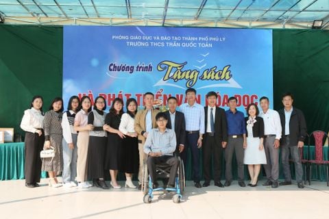 Quỹ sách Nhân ái - Công ty TNHH Quang Quân - Trường THCS Trần Quốc Toản (Phủ lý - Hà Nam)