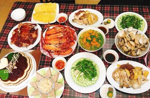 Hải sản Hải Châu chuẩn bị bàn tiệc sinh nhật tại nhà cho khách