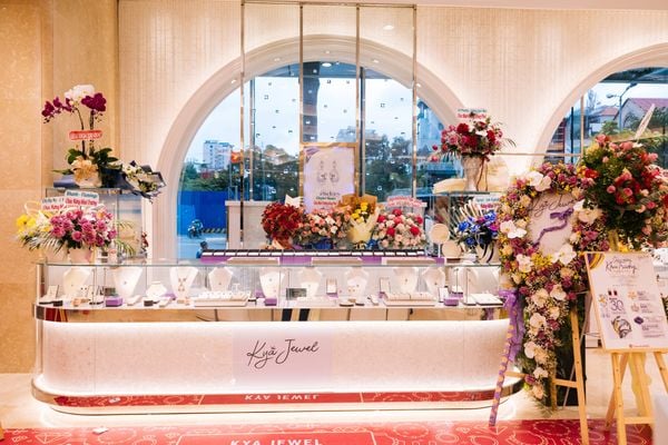 Những khoảnh khắc khó quên tại buổi khai trương cửa hàng đầu tiên của Kya Jewel