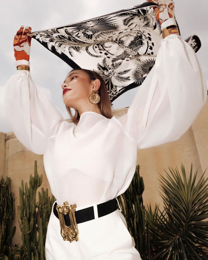 SỞ HỮU BỨC ẢNH NGHÌN LIKE VỚI TUYỆT CHIÊU BIẾN TẤU KHĂN LỤA