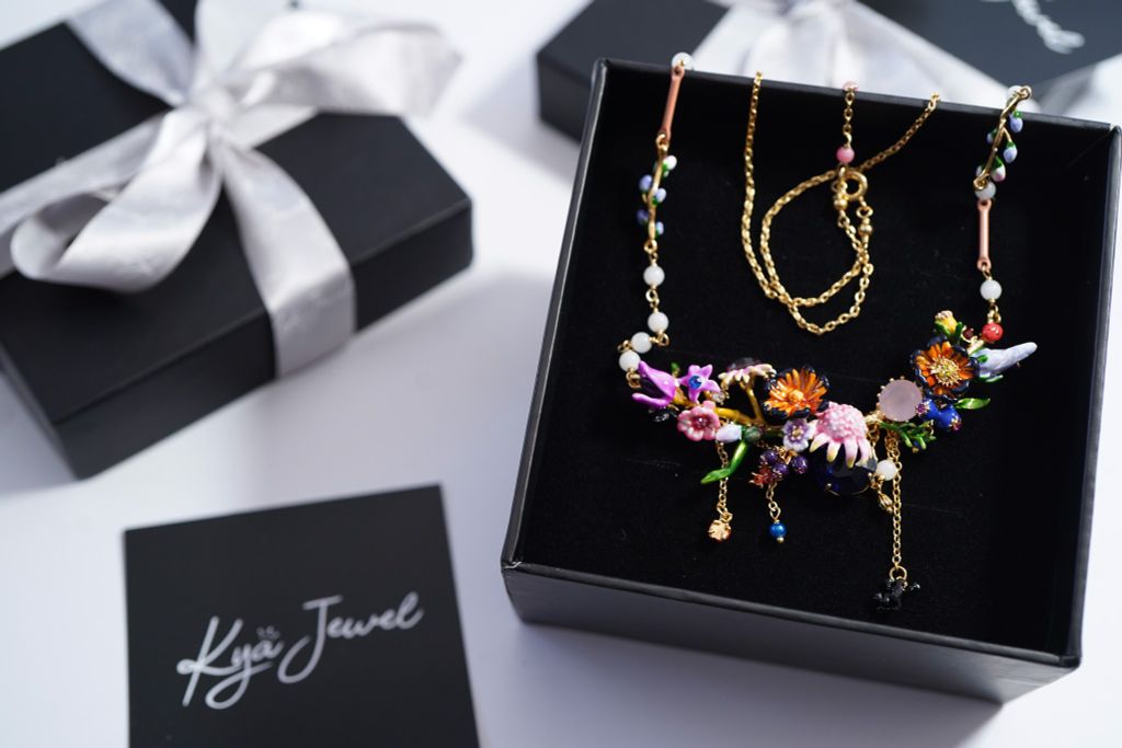 Trang sức tráng men ấn tượng