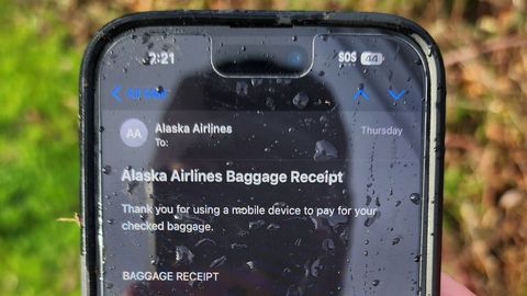 iPhone sống sót sau cú rơi 16.000 foot sau sự cố máy bay của hãng hàng không Alaska