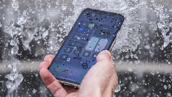 khả năng chống nước của iphone 12 trên thực tế