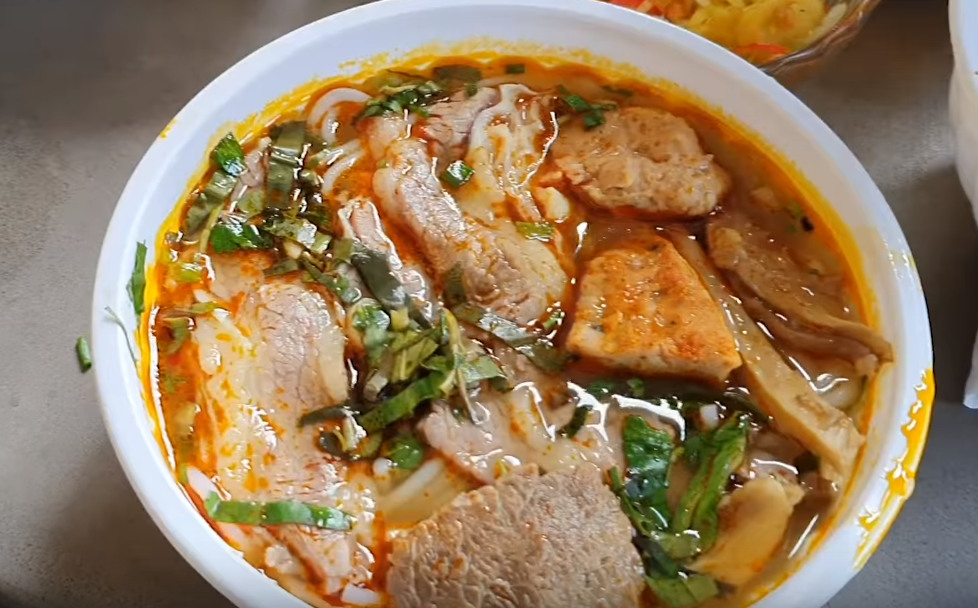 Food For Good #388: Ăn chực bún bò của fan Khương Dừa ngon quá sá haha...