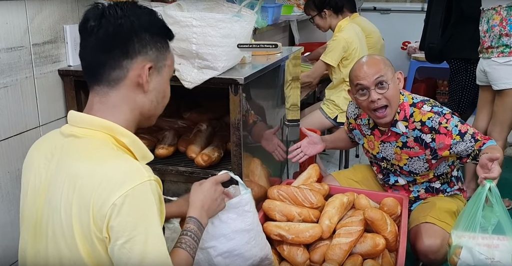 Food For Good #340: Bánh mì Huỳnh Hoa vì sao đắt nhất Saigon mà nguời ta vẫn chen chúc xếp hàng?