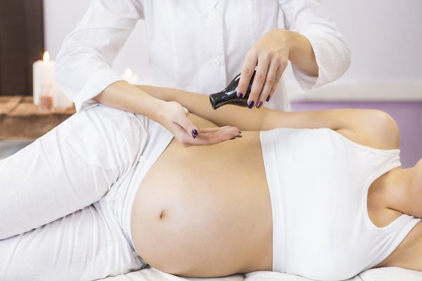 Cách massage cho bà bầu tại nhà cùng dầu trị rạn - Bí quyết xua tan nỗ