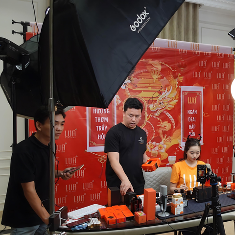 Dàn livestream của TikToker Phương HHL: Doanh số cao nhất Tiktok Shop hiện tại về nước hoa