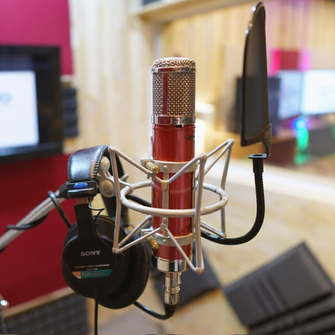 So sánh giữa thu âm tại nhà và thu âm tại phòng thu chuyên nghiệp