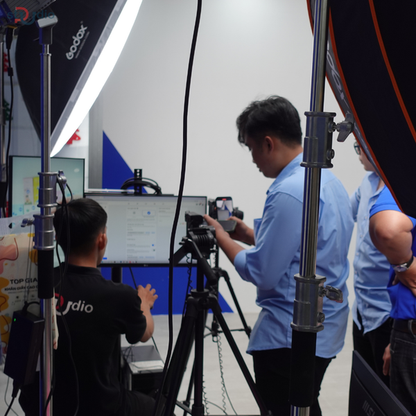 setup-livestream-noi-ngoai-that-inox-nhua-thuong-hieu-qui-phuc