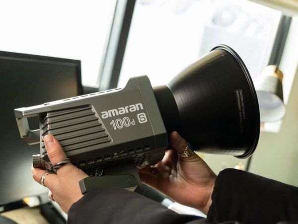 den-led-aputure-amaran-100ds-chinh-hang-gia-tot