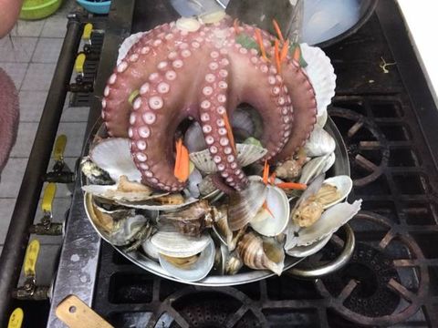 Độc lạ món lẩu hải sản gà nguyên ngon