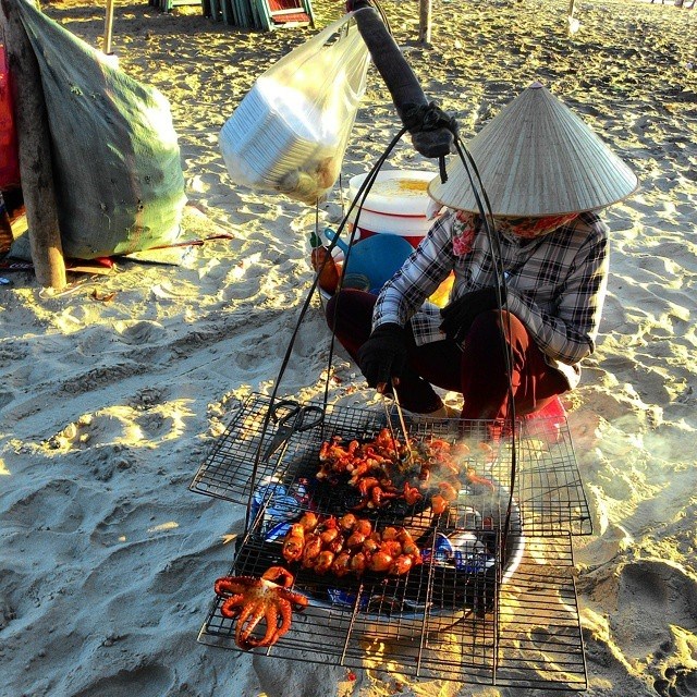 Thưởng thức hải sản nướng bán rong trên bờ biển Phan Thiết