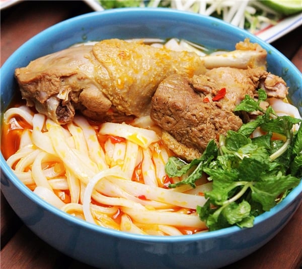 Đặc sản mì Quảng vịt Phan Thiết ăn là ghiền