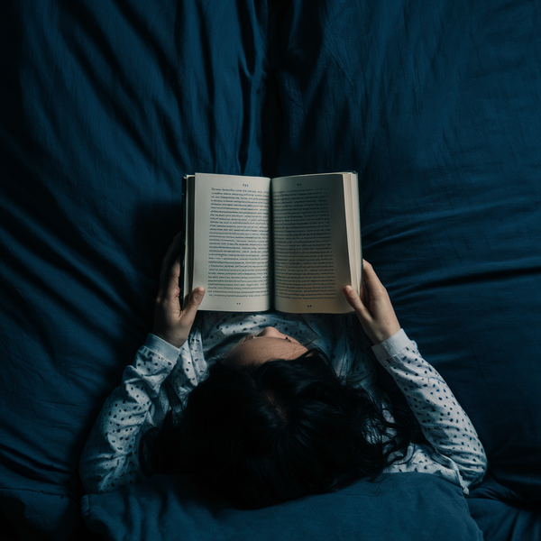 Đọc sách và màn hình trong bóng tối
